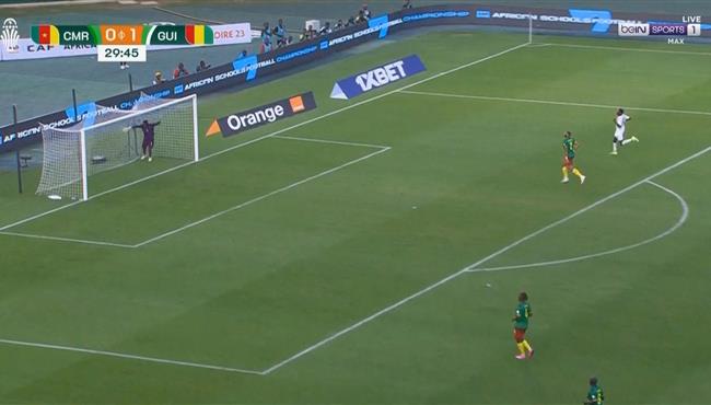 لاعب غينيا كاد ان يسجل هدف رائع من منتصف الملعب في مرمي الكاميرون