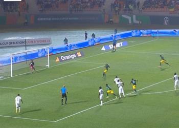بالفيديو بيرسي تاو يهدر ركلة جزاء بطريقة عجيبة في مباراة جنوب إفريقيا ومالي بـ كأس أمم إفريقيا