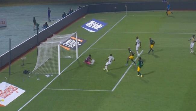 حارس مالي يتصدي لرأسية بيرسي تاو في كأس افريقيا