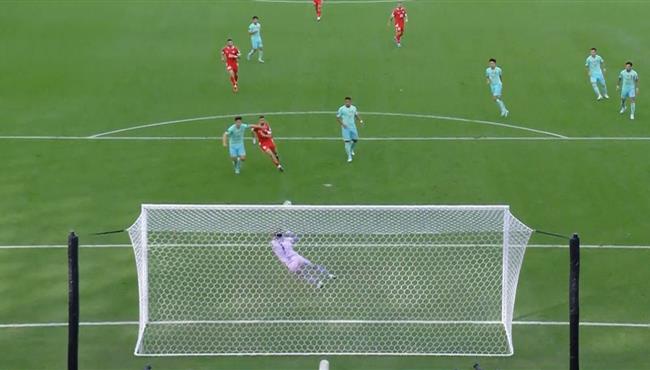 تسديدة قوية من لاعب لبنان علي مرمي الصين بكاس اسيا