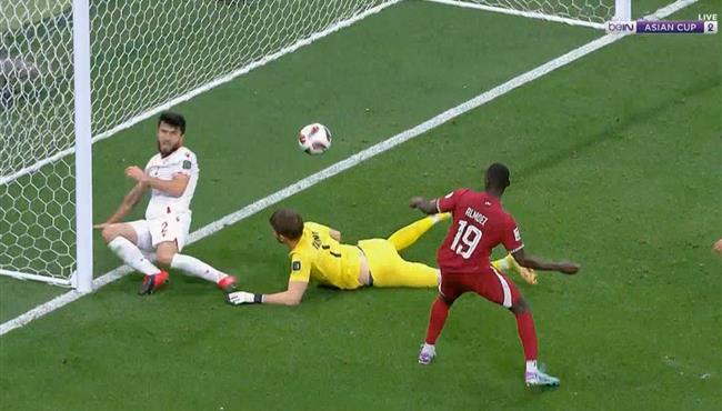 مدافع طاجيكستان ينقذ مرماه من هدف محقق امام قطر بكاس اسيا