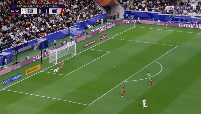 بعد خطأ من مدافع قطر لاعب طاجيكستان كاد ان يسجل هدف بكأس اسيا