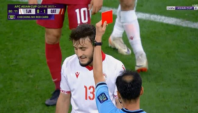 طرد لاعب طاجيكستان امام قطر بكأس اسيا