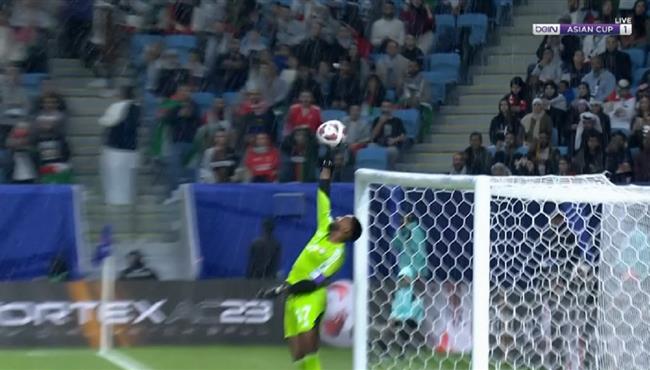حارس مرمي الامارات يتصدي لتسديده صاروخية من لاعب فلسطين