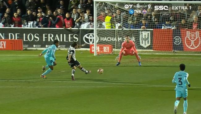 لاعب سالامانكا يهدر انفراد امام برشلونة في كأس ملك اسبانيا وغضب كبير من تشافي