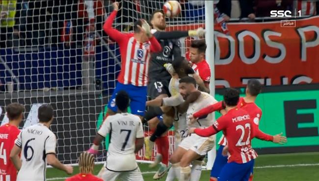 هدف تعادل ريال مدريد مع اتلتيكو مدريد 1 1 اوبلاك بالخطأ في مرماه