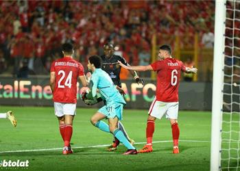 خاص الأهلي يقرر تمديد عقد ثلاثي الفريق