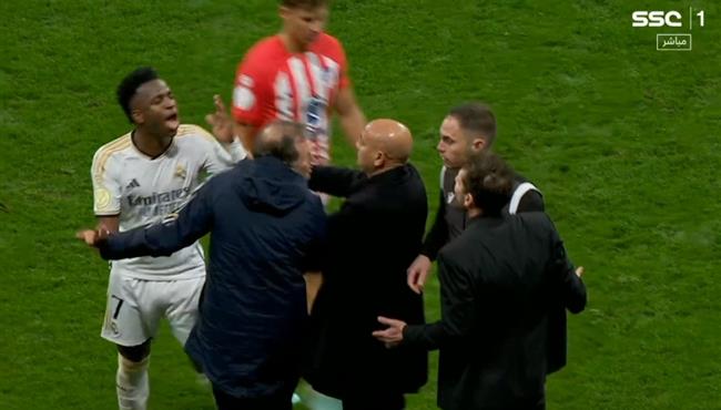 مشادة فينيسيوس جونيور ودييجو سيميوني في مباراة ريال مدريد واتلتيكو مدريد