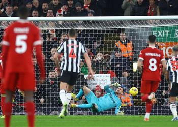 حارس نيوكاسل يشكك في صحة ضربة جزاء ليفربول الثانية ويؤكد كانت مباراة ممتعة ومجنونة