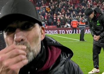 بعدما ساعده في العثور على خاتم زواجه كلوب يوجه رسالة طريفة لمصور مباراة ليفربول ونيوكاسل