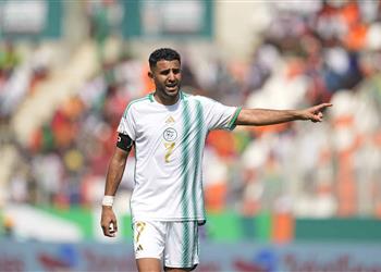 محرز يتجاهل الانتقادات بعد تعادل الجزائر مع بوركينا فاسو لا نستمع لما ي قال خلف الهواتف