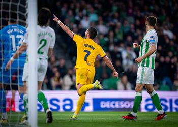 فيديو هاتريك توريس ينقذ برشلونة من فخ ريال بيتيس ويقوده لفوز مثير في الدوري الإسباني