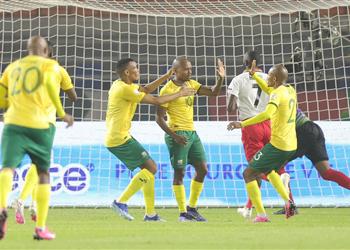 فيديو بيرسي تاو يسجل ويقود جنوب إفريقيا للفوز برباعية أمام ناميبيا في كأس أمم إفريقيا 2023