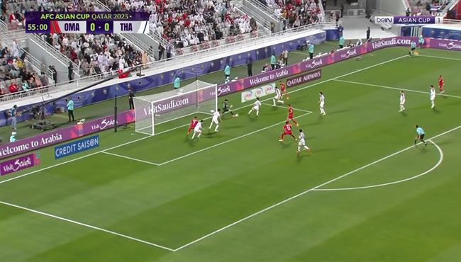 تصدي حارس مرمي تايلاند يحرم لاعب عمان من تسجيل هدف رائع