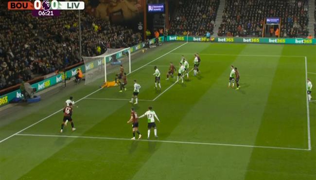 اول فرصة خطيرة من بورنموث علي مرمي ليفربول