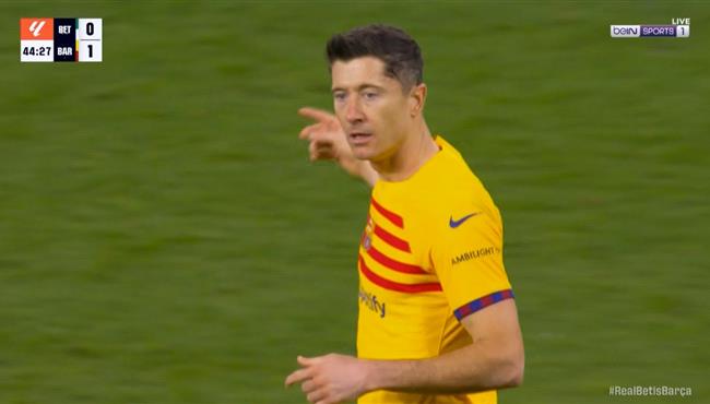 هدف ليفاندوفيسكي الملغي في مرمي ريال بيتيس بالدوري الاسباني