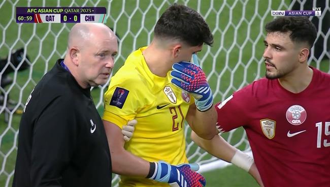 اصابة حارس مرمي قطر وخروجه امام الصين بكاس اسيا