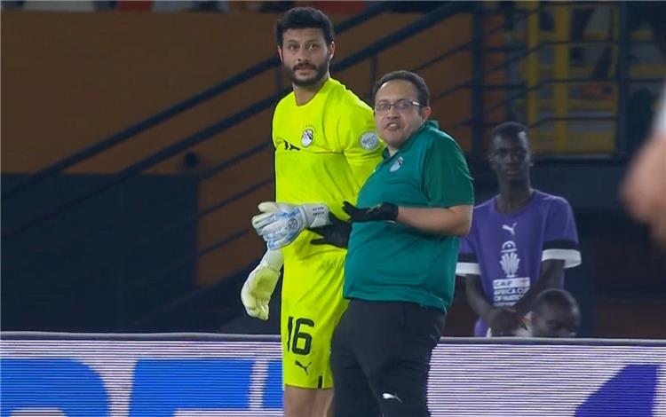فيديو | محمد الشناوي يغادر مباراة مصر والرأس الأخضر بسبب الإصابة - بطولات