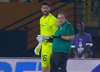 فيديو محمد الشناوي يغادر مباراة مصر والرأس الأخضر بسبب الإصابة