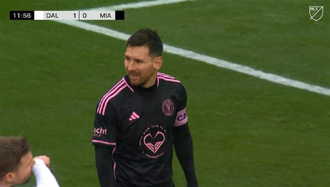 ميسي يهدر فرصة هدف امام دالاس في مباراة ودية