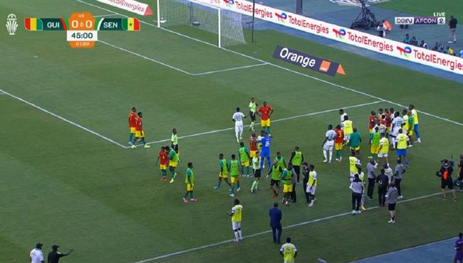 مشاده قوية بين الاعبين في مباراة السنغال وغينيا بكاس امم افريقيا