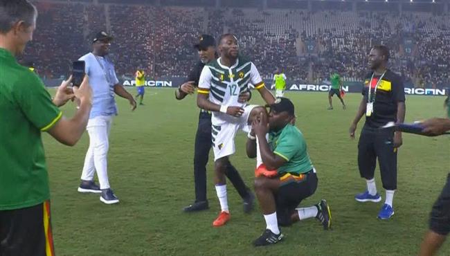 لقطة طريفه احد افراد الجهاز الفني للكاميرون يقبل قدم ايكامبي بعد الفوز علي جامبيا