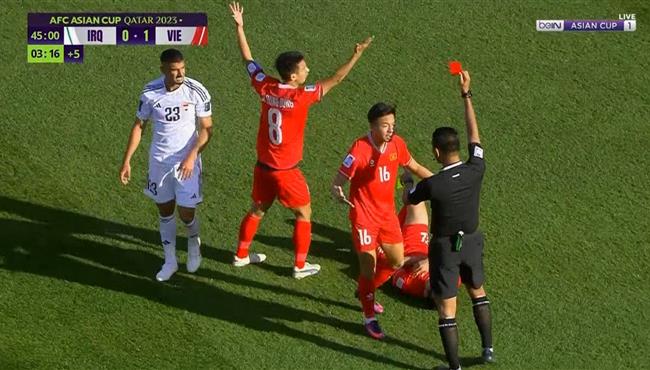 طرد لاعب فيتنام بعد التهور في التدخل علي لاعب العراق بكاس اسيا