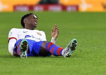 إصابة بالدي تثير القلق في برشلونة وتكهنات بشأن مدة غيابه