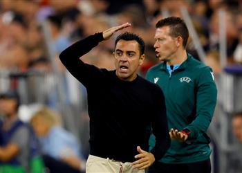 تشافي ينفجر ضد التحكيم في مباراة برشلونة وفياريال هذا عار