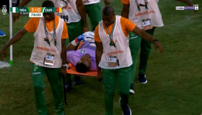 اصابة وخروج حارس مرمي نيجيريا امام الكاميرون بكأس امم افريقيا