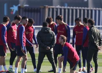 آس تكشف رسالة تشافي للاعبي برشلونة بعد قرار الرحيل المفاجئ