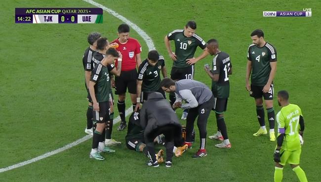 اصابة لاعب الامارات وخروجه امام طاجيكستان في كاس اسيا