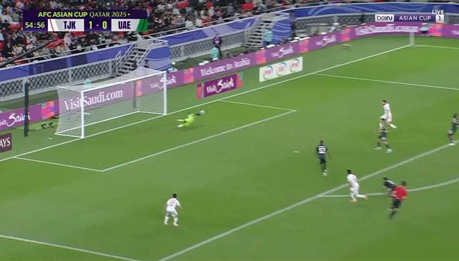 تصدي حارس مرمي الامارات يحرم لاعب طاجيكستان من تسجيل هدف رائع