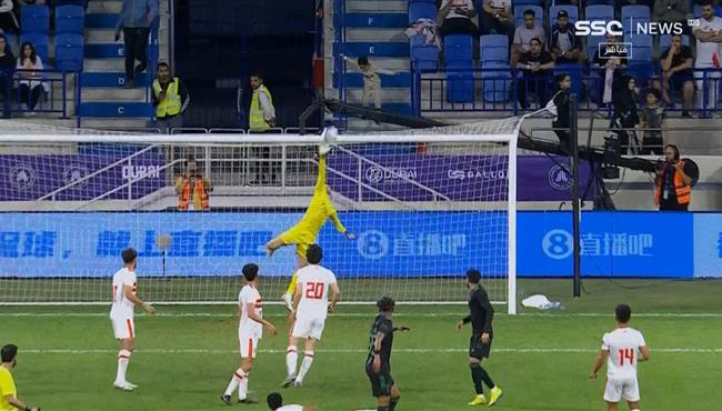 تصدي رائع من محمد عواد يحرم الاهلي السعودي من تسجيل هدف امام الزمالك