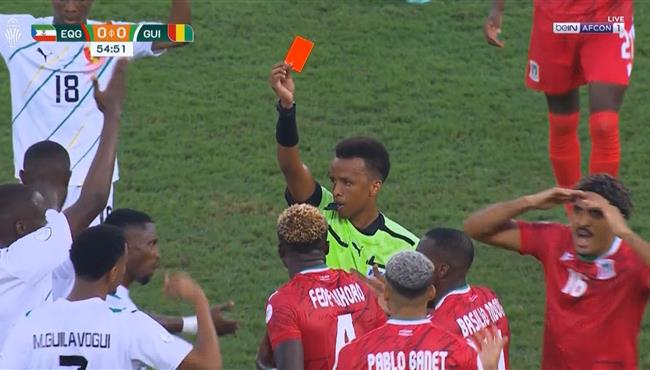 طرد لاعب غينيا الاستوائية امام غينيا بكاس امم افريقيا