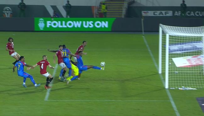 لاعب الكونغو كاد ان يسجل هدف ثاني في مرمي مصر