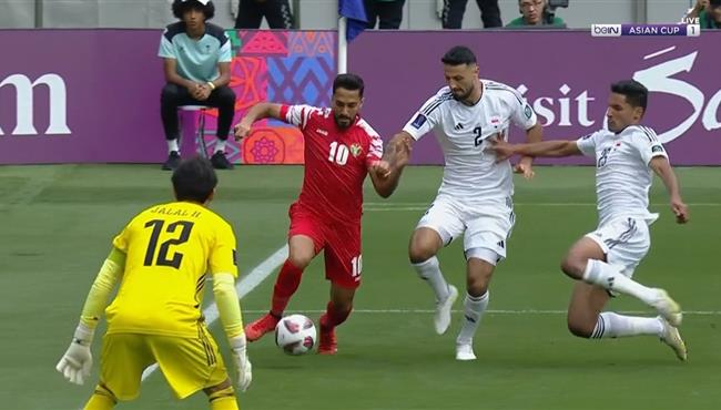 اول فرصة خطيرة من موسي التعمري علي مرمي العراق في كاس اسيا