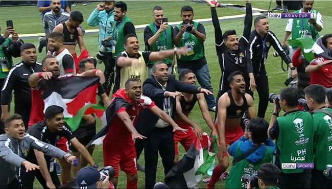فرحة عارمة وبكاء من لاعبي الاردن بعد الفوز علي العراق في كاس اسيا