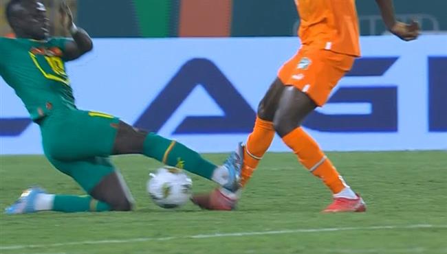 تدخل ساديو ماني العنيف علي ابراهيم سنجاري في مباراة السنغال وكوت ديفوار