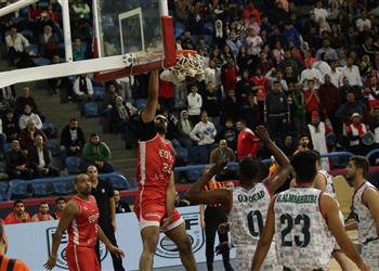 مصر تتوج بالبطولة العربية لكرة السلة بفوز عريض على ليبيا