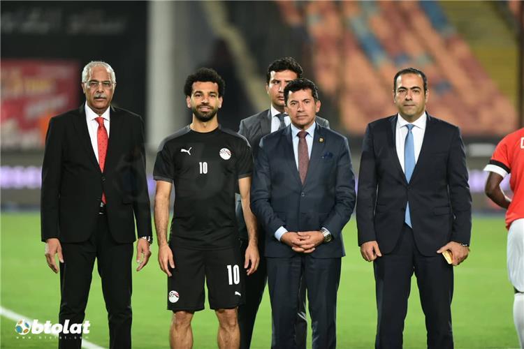 اشرف صبحي مع جمال علام رئيس اتحاد الكرة ومحمد صلاح
