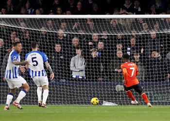 فيديو لوتون تاون يفاجئ برايتون برباعية في الدوري الإنجليزي