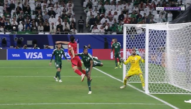 العارضة تحرم كوريا الجنوبية من تسجيل هدف امام السعودية في كاس اسيا