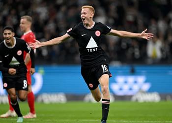 بعد اهتمام ليفربول وآرسنال فرانكفورت يحدد سعر هوجو لارسون