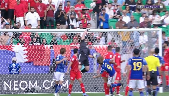 اول فرصة خطيرة من اليابان علي مرمي البحرين في كاس اسيا