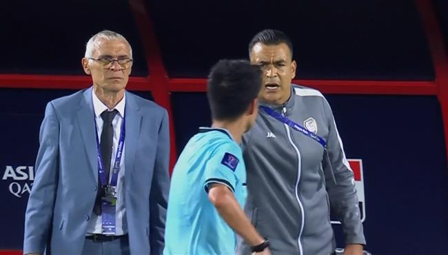 الحكم يعاقب عصام الحضري علي اعتراضه في مباراة سوريا وايران