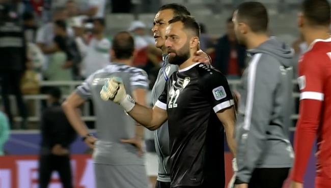 عصام الحضري يواسي احمد مدنيه ويحيي الجماهير بعد مباراة سوريا وايران