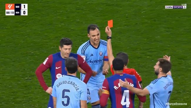 طرد لاعب اوساسونا امام برشلونة بالدوري الاسباني
