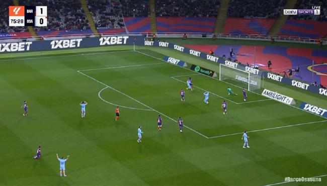 لاعب اوساسونا يهدر هدف محقق امام برشلونة بالدوري الاسباني