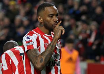 وسط اهتمام تشيلسي وآرسنال مدرب برينتفورد يحسم مستقبل إيفان توني